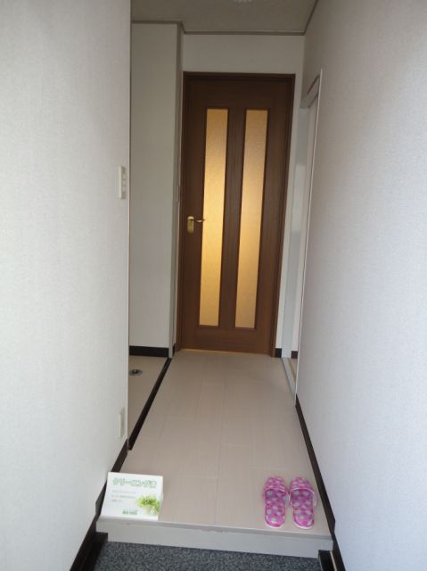 玄関　玄関からダイニングへ向かう廊下