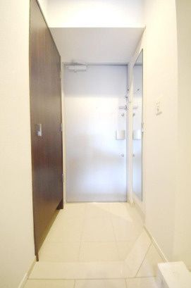 玄関　写真は同タイプ住居です。