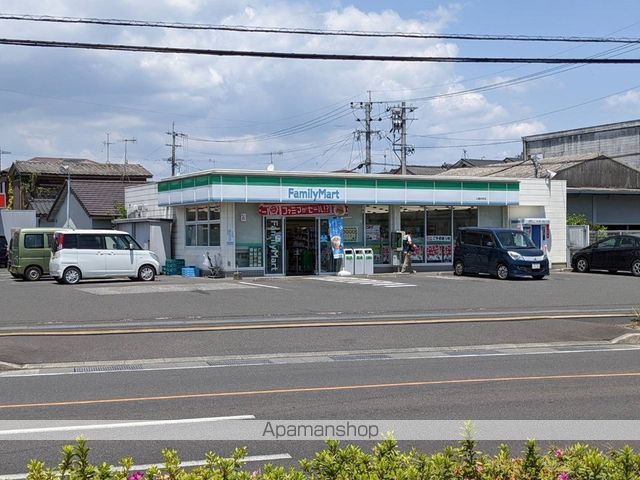コンビニ　ファミリーマート（コンビニ）まで611m