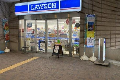 コンビニ　ローソン西五反田高齢者複合施設店（コンビニ）まで243m