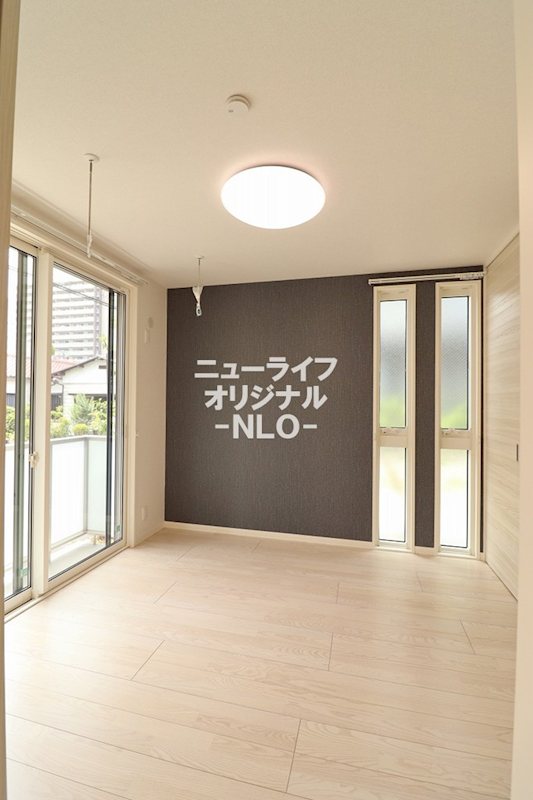 その他部屋・スペース　アクセントクロスやスリッド窓が空間をお洒落に演出☆