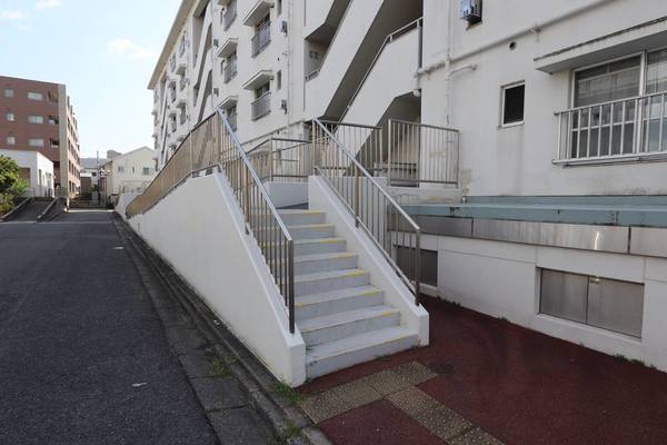 エントランス　落ち着いたエントランスです