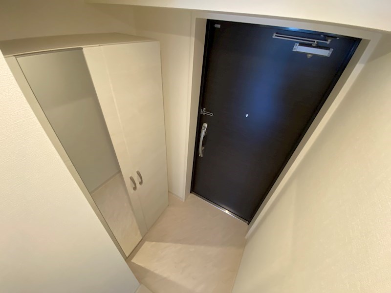 玄関　※同物件別部屋参考写真