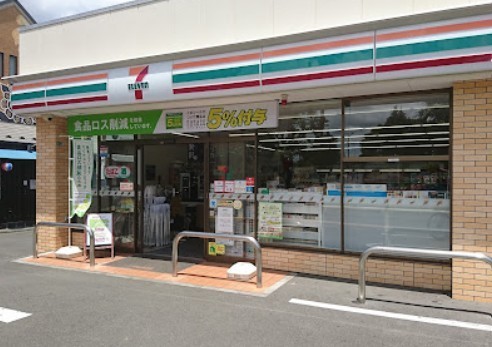 コンビニ　セブンイレブン（コンビニ）まで230m