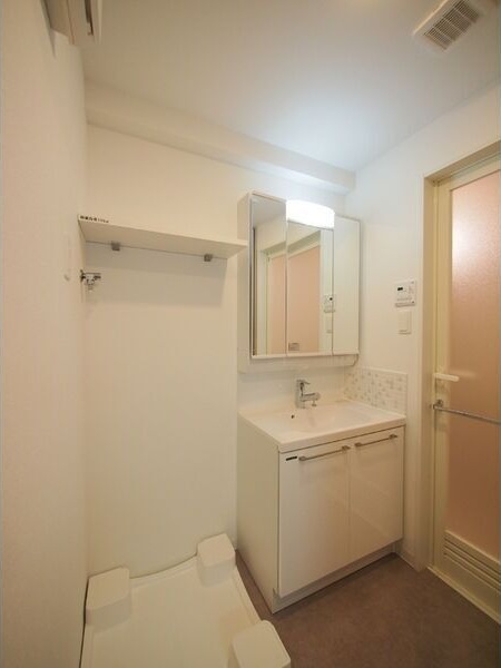 洗面設備　※写真は同じマンションの違う部屋のものになります。
