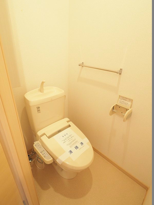 トイレ　※参照※【別号室の写真です】温水洗浄便座です。