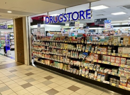 ドラックストア　トモズアコルデ代々木上原店（ドラッグストア）まで587m