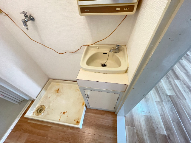 洗面設備　脱衣所には洗濯パンと小型の洗面台が付いています。