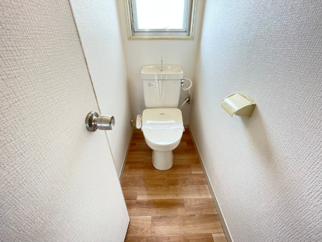 トイレ　温水洗浄便座付きです。