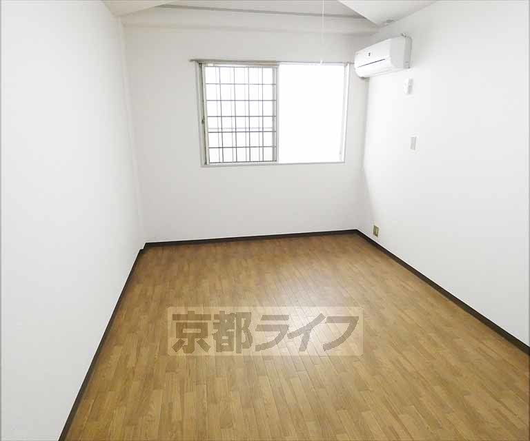 居室・リビング　広々とした洋室８帖になります。