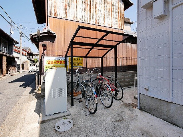 その他共有部分　屋根付駐輪場完備