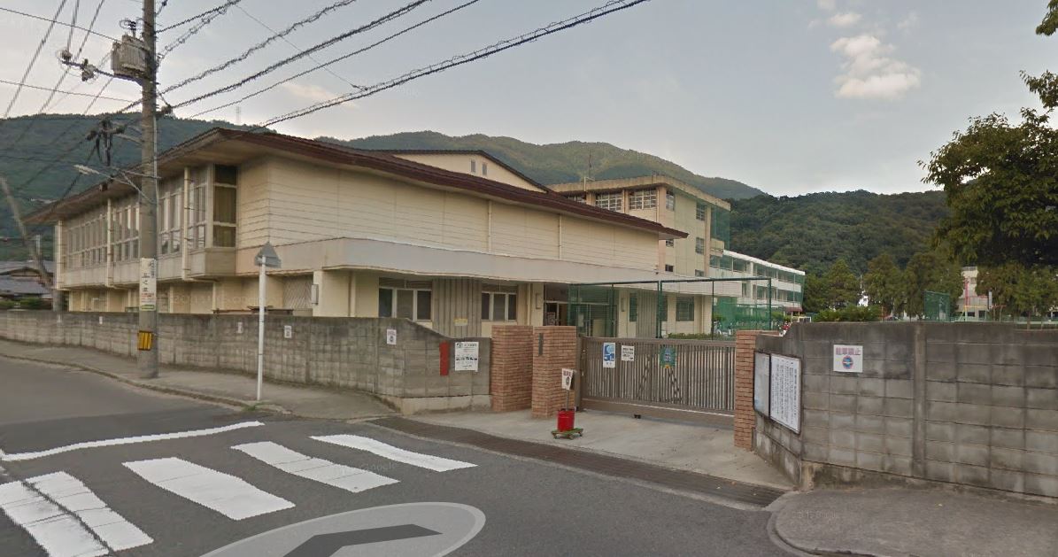 小学校　呉市立三坂地小学校（小学校）まで393m