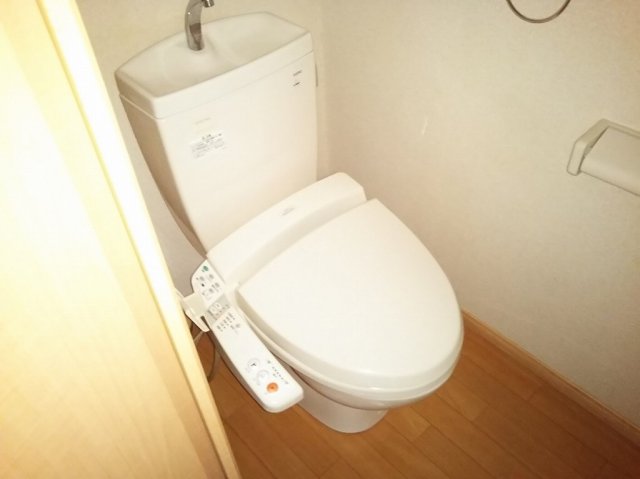 その他　温水洗浄便座付き。同タイプの写真です。