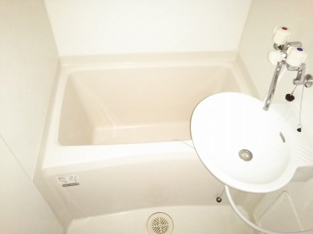 バス・シャワールーム　バス・トイレ別です。1LDKは追炊き機能付き。