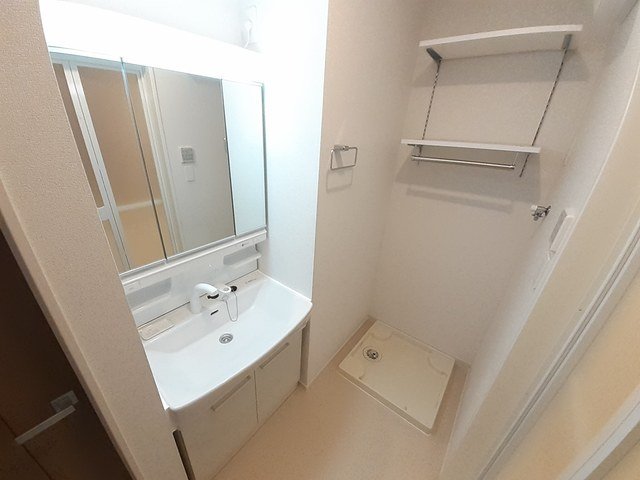 洗面設備　明るい洗面所です