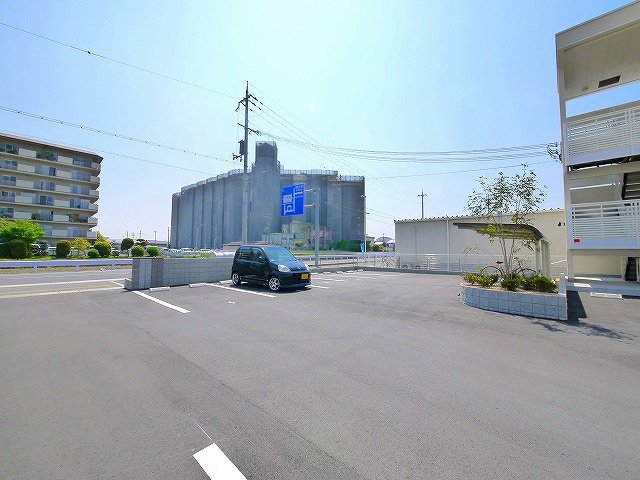 駐車場　車をお持ちの方に嬉しい駐車場付きの物件です