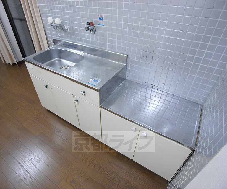 キッチン　タイルだとお手入れも簡単ですね