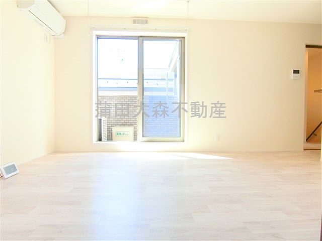 居室・リビング　南向きの明るいLDK10.5帖　カウンターキッチンのリビング