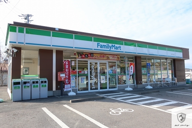 コンビニ　ファミリーマート（コンビニ）まで950m