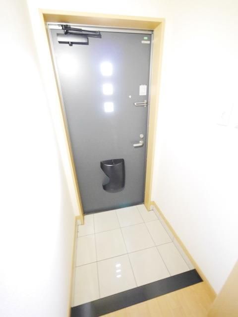 玄関　同物件別部屋写真