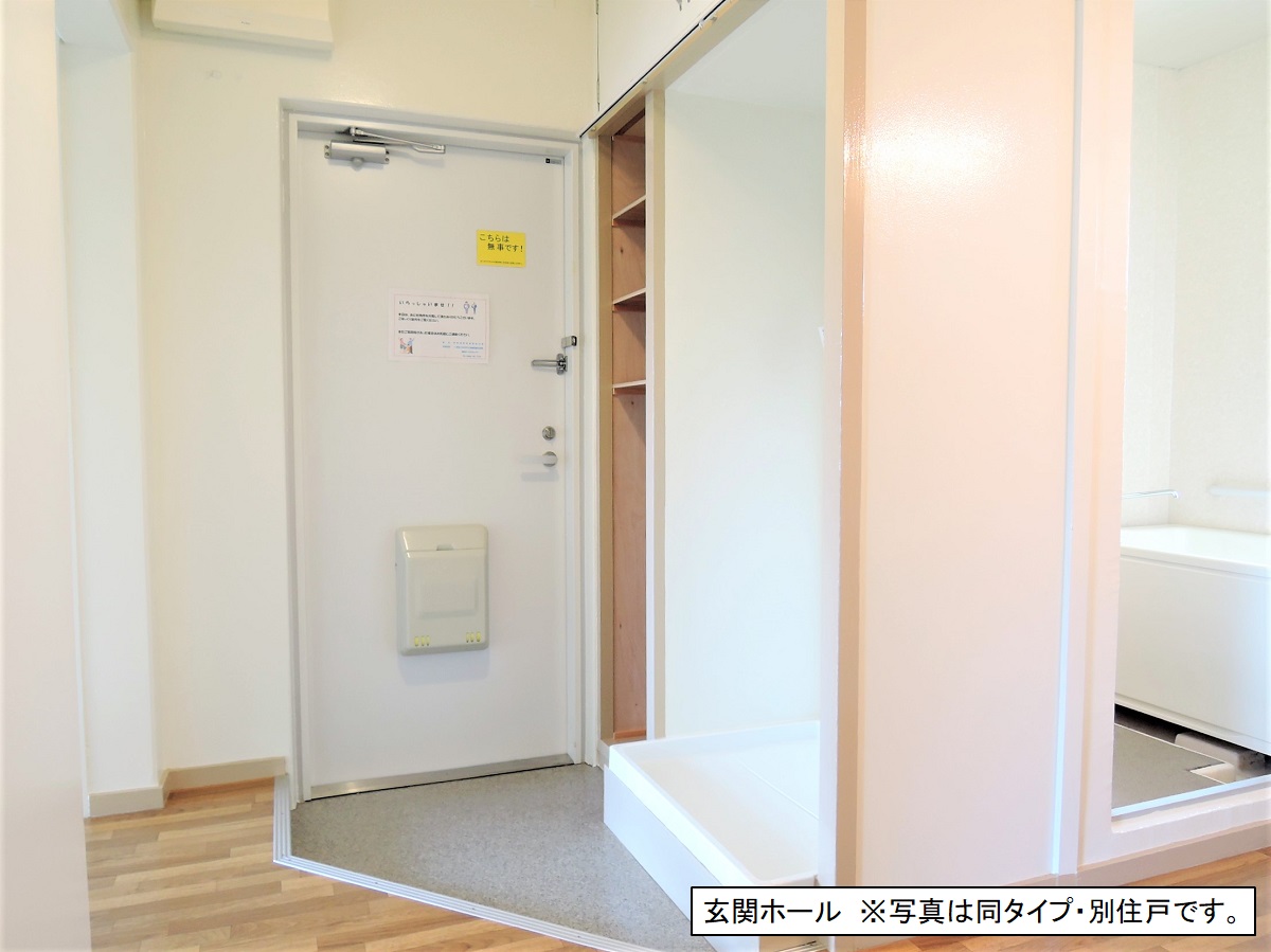 玄関　写真は同タイプ・別住戸です。