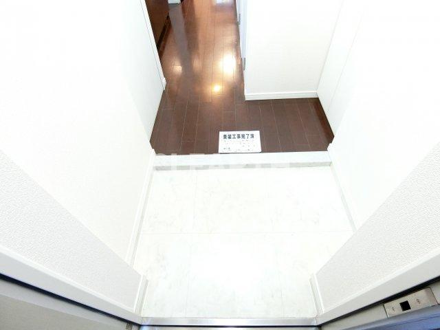 玄関　※同タイプ参考写真です（カラータイプが異なる場合がございます