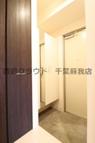玄関　ちょっとした収納スペースも充実しています