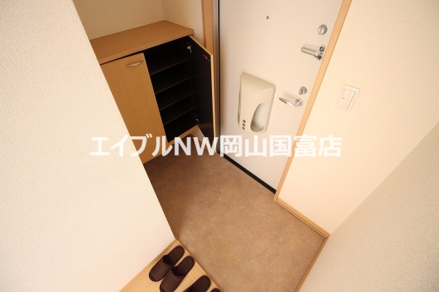 玄関　同間取り別部屋の写真です