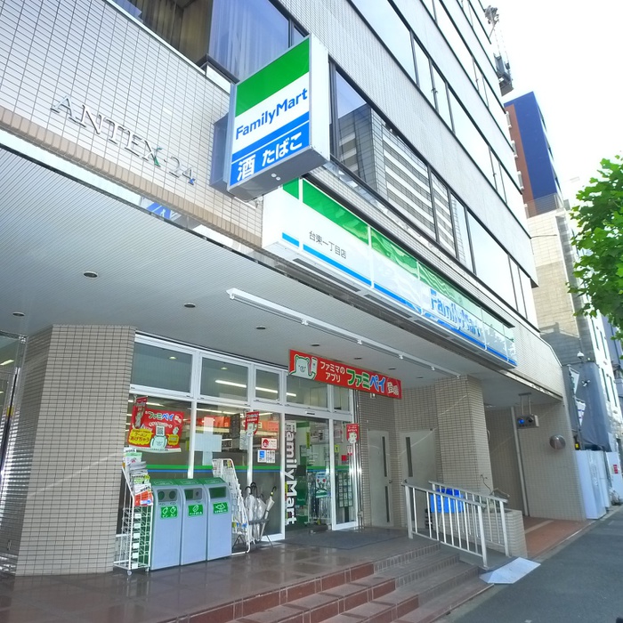 コンビニ　ファミリーマート（コンビニ）まで216m