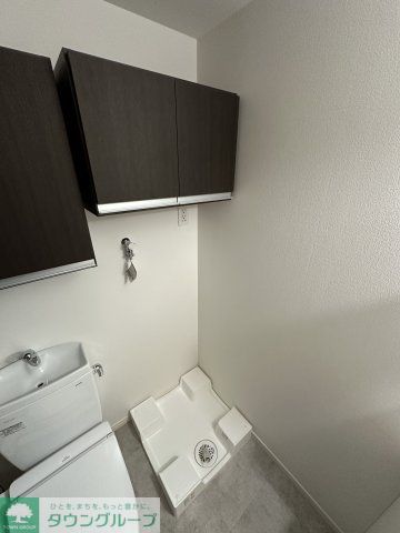 その他　室内洗濯機置場の上には棚があります！