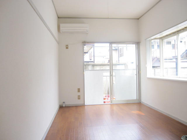 居室・リビング　出窓付き角部屋で明るい室内空間です♪