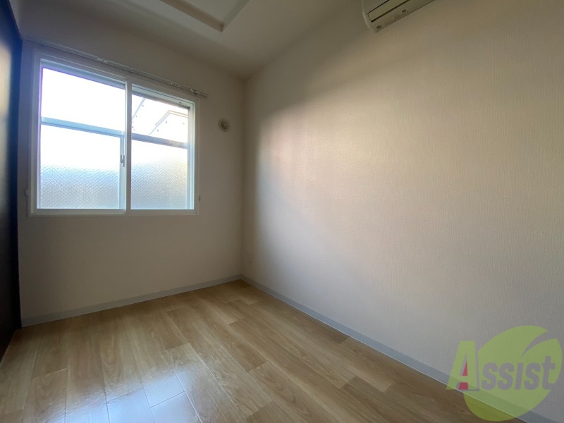 その他部屋・スペース　寝室はこちらです。光が差し込む、温かみのあるお部屋です。