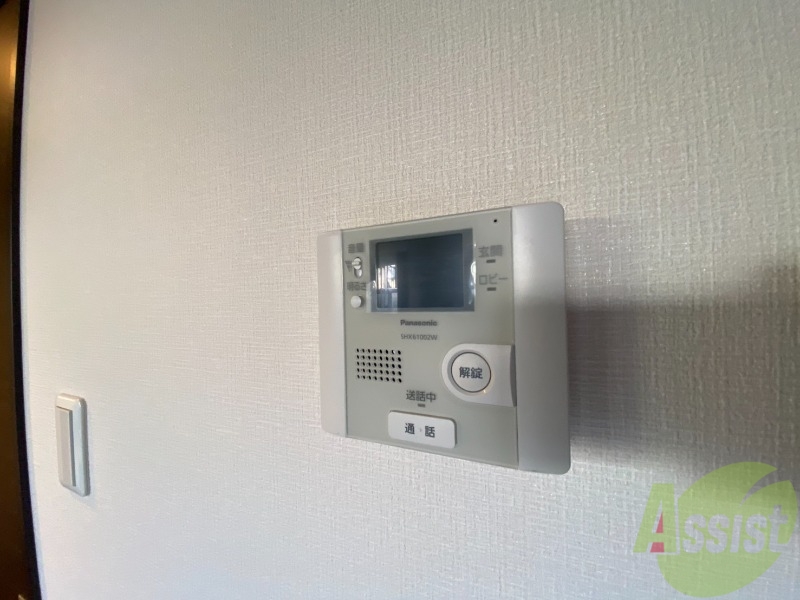 バルコニー　ＴＶモニター付インターホンです。来客者の顔が見えるので安心！