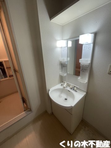 洗面設備　反転タイプのお部屋です（現況を優先します）