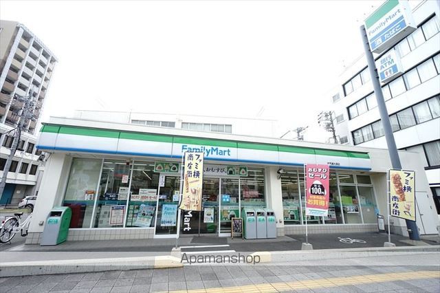 コンビニ　ファミリーマート（コンビニ）まで130m