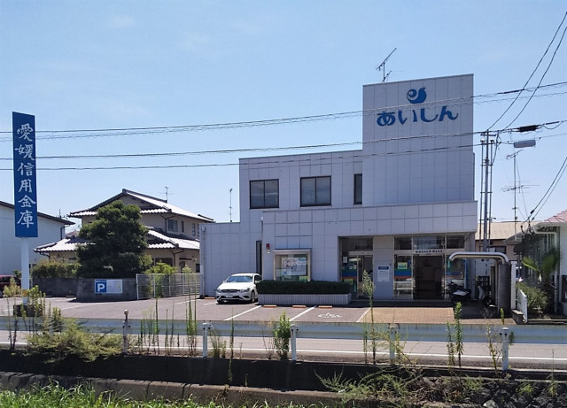 銀行　愛媛信用金庫潮見支店（銀行）まで800m