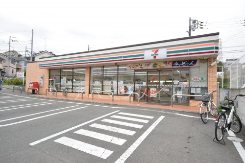 コンビニ　セブンイレブン横浜戸塚町店（コンビニ）まで238m