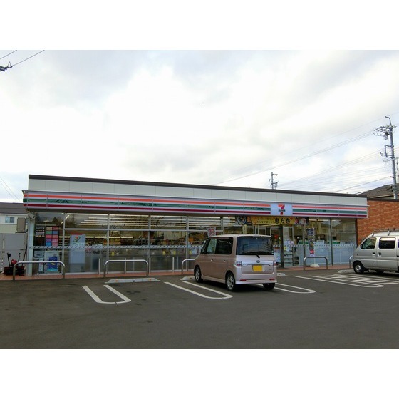 コンビニ　セブンイレブン長野吉田５丁目店（コンビニ）まで526m