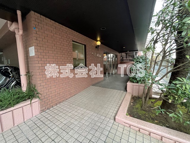 エントランス　212号室はオートロック無し号室です