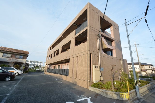 建物外観　敷地内に駐車場があります♪