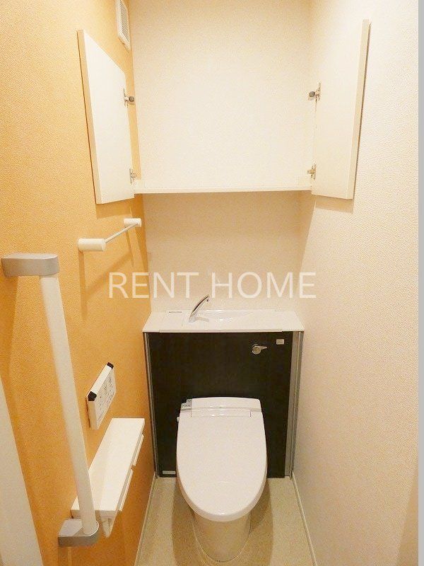 トイレ　温水洗浄便座付のトイレです。