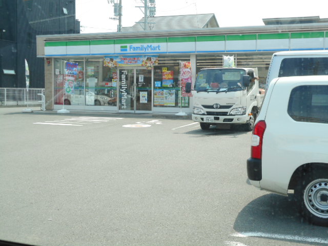 コンビニ　ファミリーマート（コンビニ）まで110m