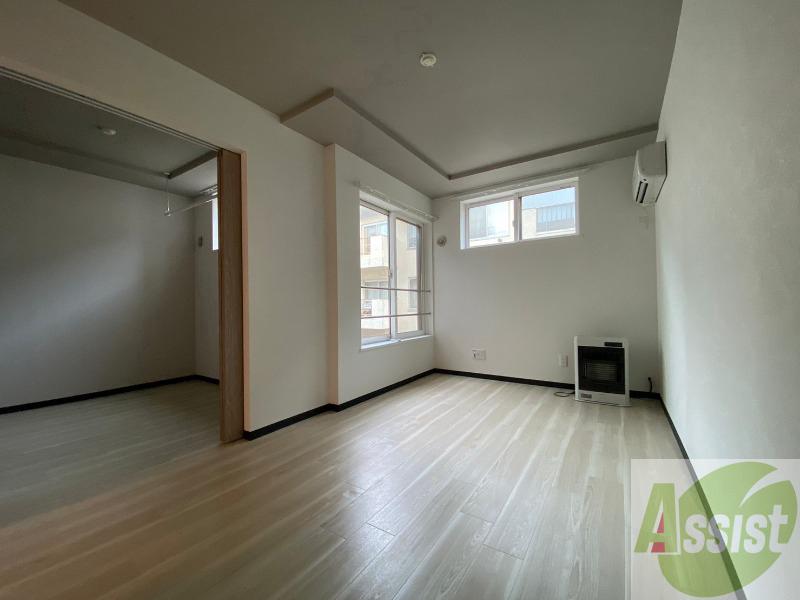 居室・リビング　木目のフローリングは落ち着きのある印象のお部屋になりますね。