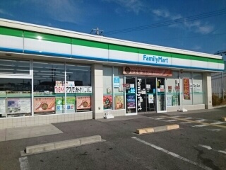 コンビニ　ファミリーマート様（コンビニ）まで980m