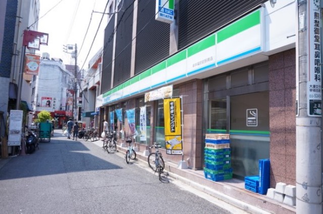 コンビニ　ファミリーマート新井薬師前駅南店（コンビニ）まで71m