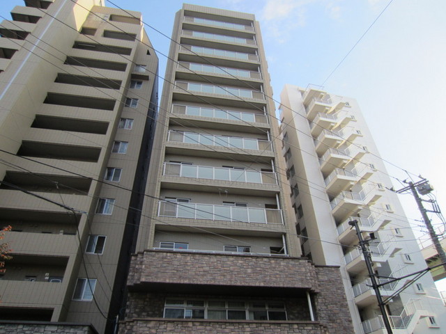 建物外観　オシャレで高い建物なので目立ちます！！