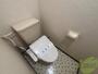 トイレ　トイレは温水洗浄便座です。シンプルな雰囲気になっています。