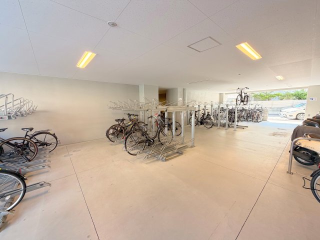 駐車場　敷地内には入居者専用の駐輪スペースもあります。