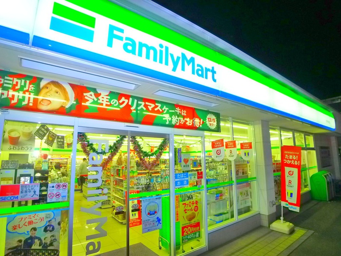 コンビニ　ファミリーマート（コンビニ）まで400m