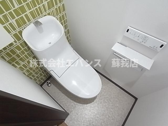 トイレ　落ち着いた色調のトイレです